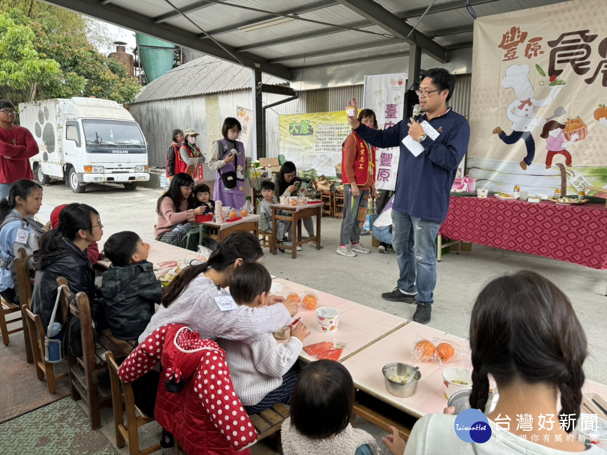 豐原區農會與豐原親子館共同辦理豐原大蔥採收食農教育體驗活動。