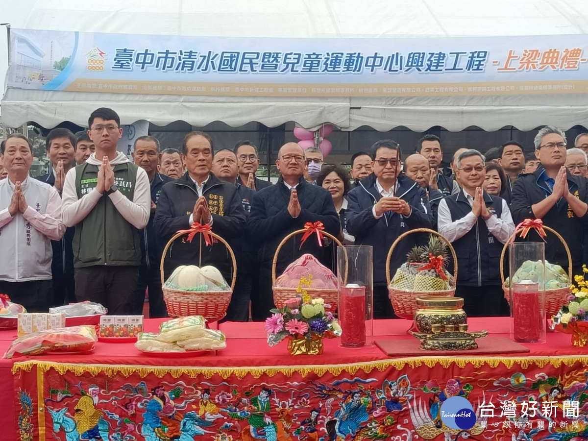 台中市府秘書長黃崇典、台中議長張清照上香祈福。