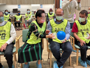 花壇秀和苑辦「日照中心運動表揚大會」場面熱鬧有趣。圖／記者鄧富珍翻攝