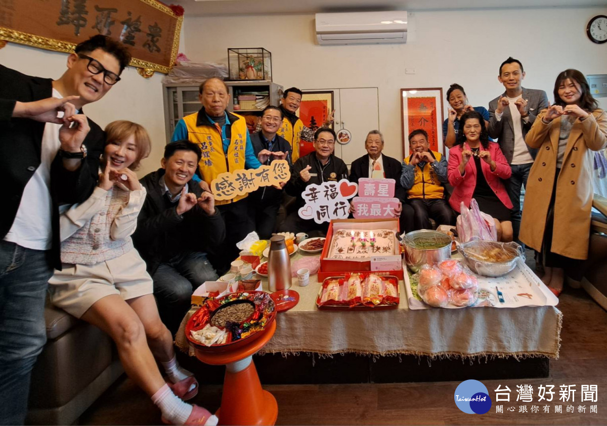 榮服處鞠宗顯處長(左七)與關西鎮長陳光彩(右五)及新竹縣議員羅仕琦(左五)共同為百歲榮民饒爺爺（右六）慶生。<br />
