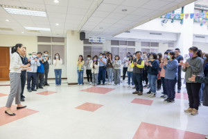 許縣長特赴婦幼館勉社工人員莫忘初衷。（縣府提供）