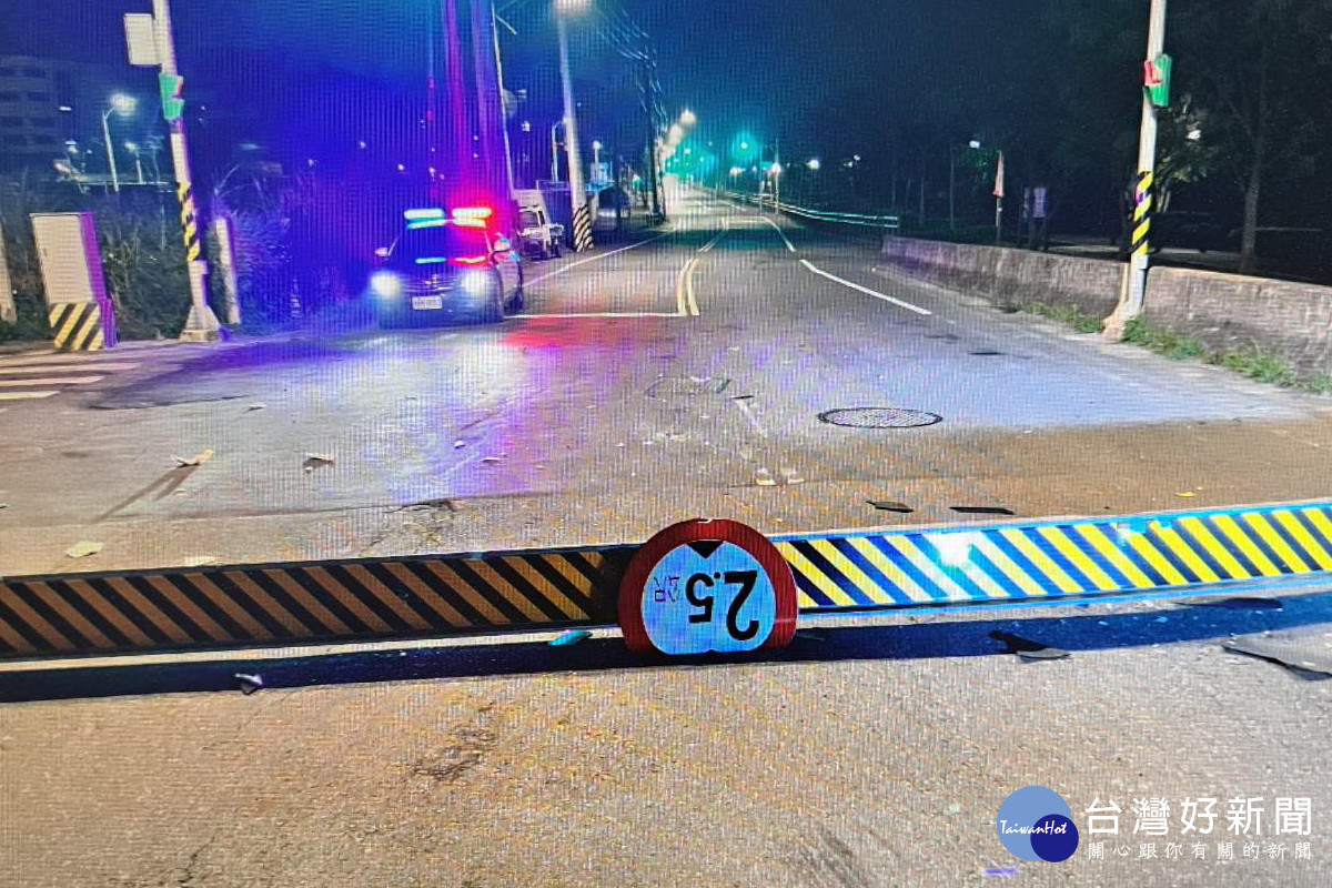 蘆竹區油管路二段2.5公尺高的限高門架遭大貨車撞毀，蘆竹分局員警進行交管排除。