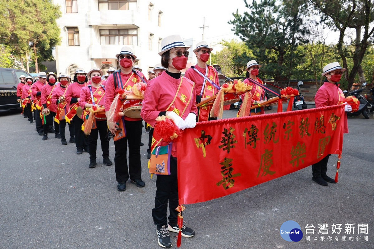 佛光山清德寺慧龍師父也率中華傳統宗教總會喜慶樂團前來共襄盛舉。