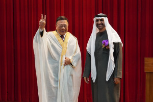 阿拉伯聯合大公國（UAE）Ajman親王為校長劉維琪穿上代表阿拉伯傳統文化，象徵著騎士精神與智慧的bisht（長袍）。