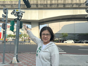 議員指著噪音監測器。林重鎣