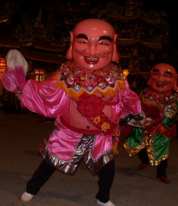 大甲鎮瀾宮媽祖九天八夜步行遶境進香活動逐漸迫近，媽祖駕前五大團展開神偶操練。（記者陳榮昌攝）