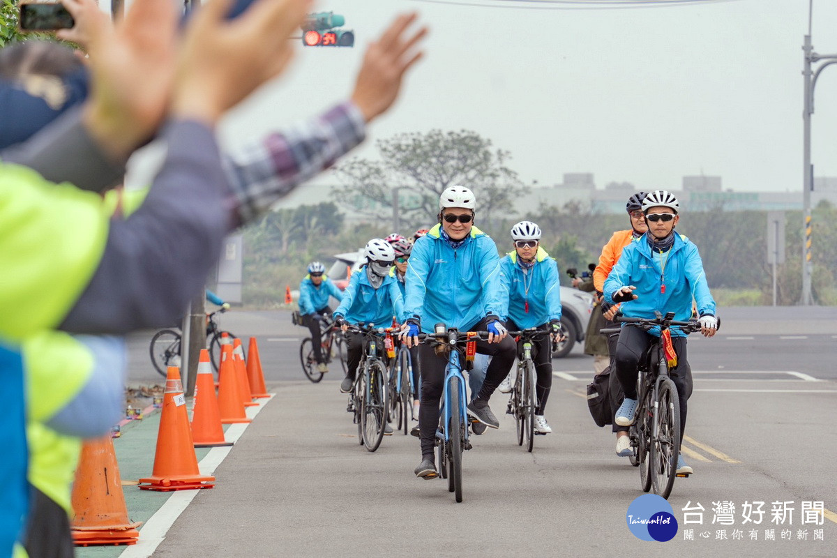 后厝國小「舞動后厝環台騎跡」單車環島凱旋歸來獲得民眾夾道觀迎。