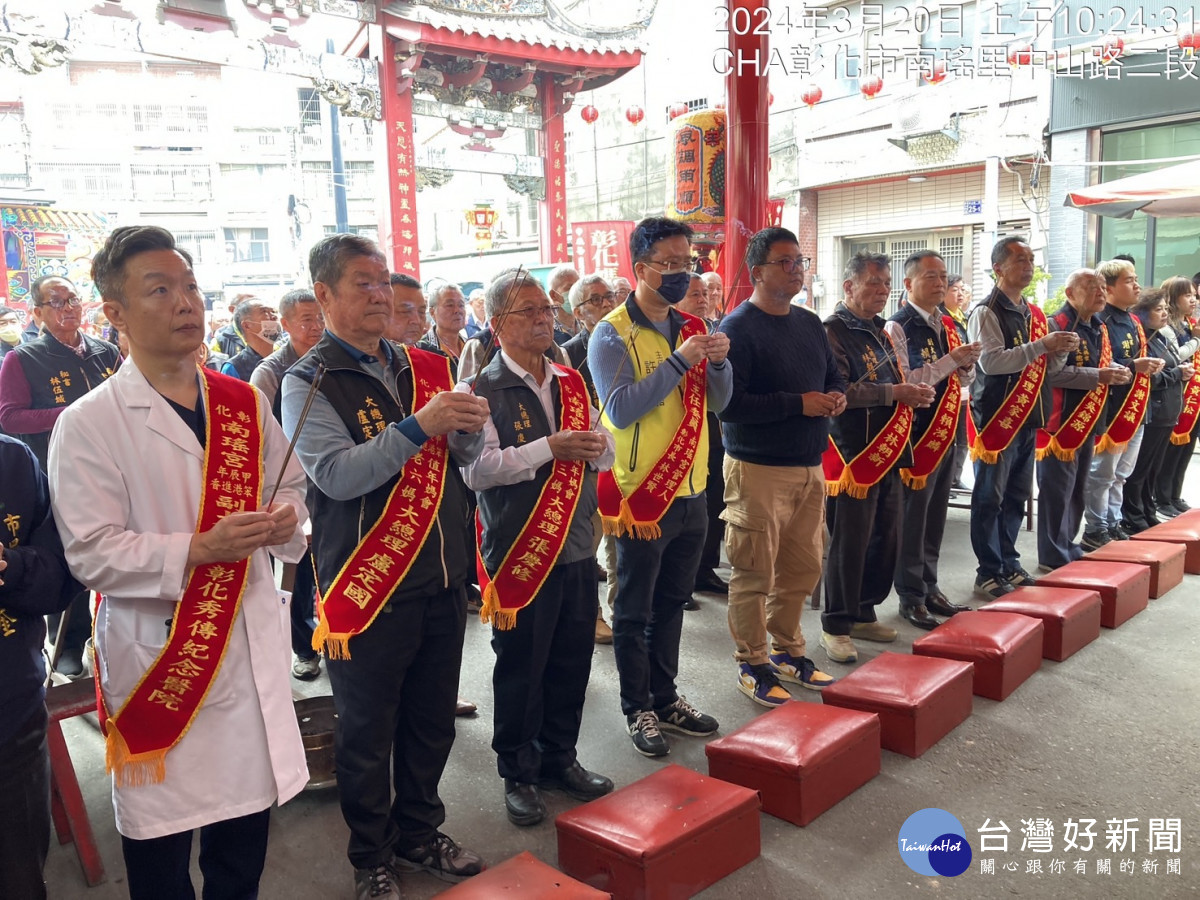 彰化南瑤宮甲辰年笨港進香前「置天台」， 豎8公尺進香頭旗。圖／記者鄧富珍攝