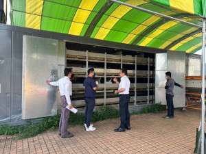 局長范世億現勘污泥生物處理黑水虻自動養殖技術