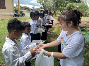 中原大學柬埔寨志工團發放二手文具及物資予偏鄉孩童。