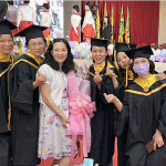莊閔軫(左)研究所畢業時與同學及班導林麗惠教授合影