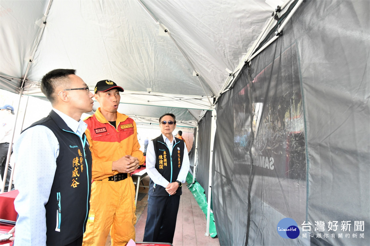 彰化區漁會以實際行動支援消防局救援工作，捐贈特種搜救隊器材。圖／記者鄧富珍攝