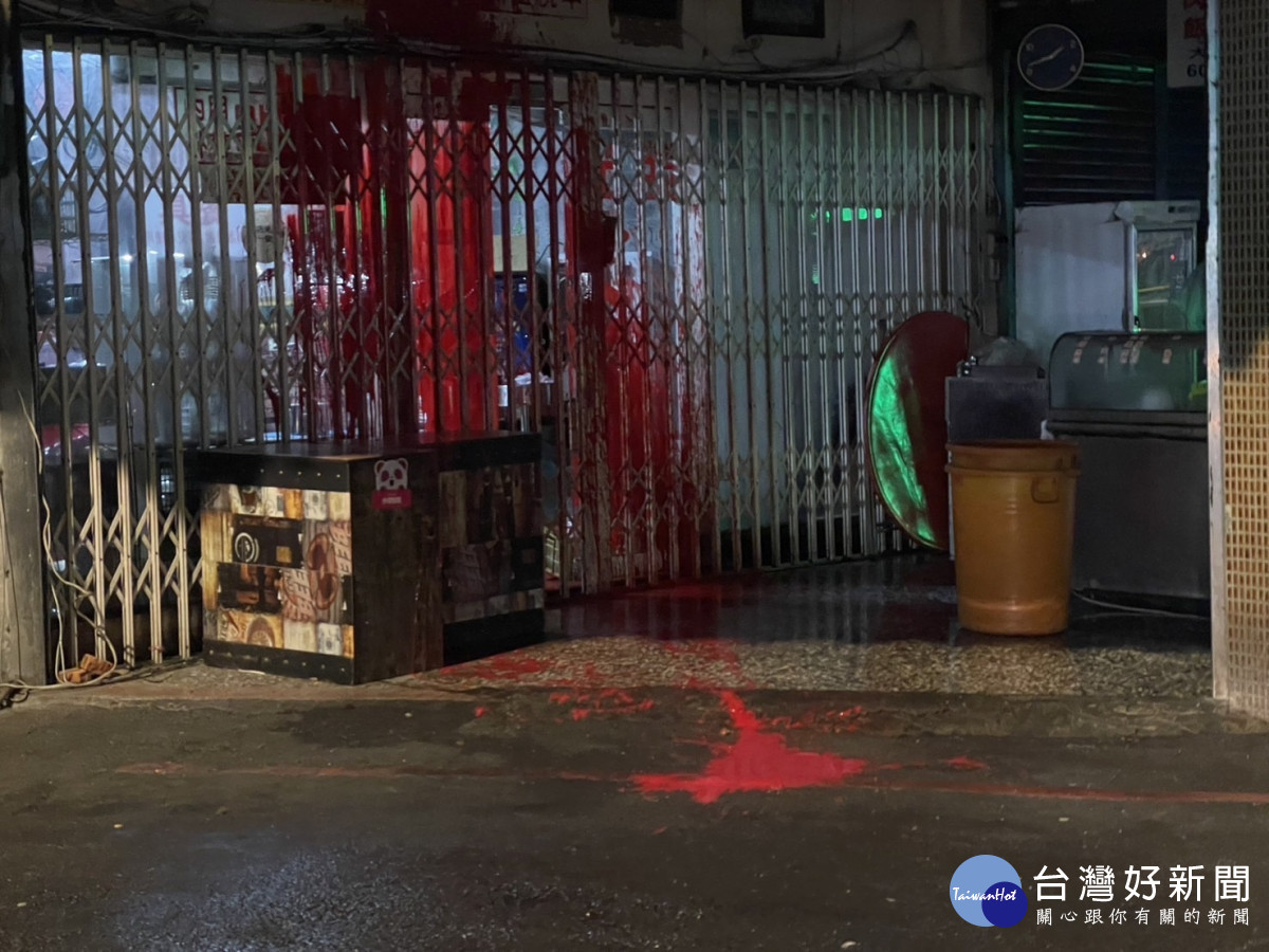 興國派出所旁志廣路上的一間小吃店，遭2名犯嫌潑灑紅色油漆。