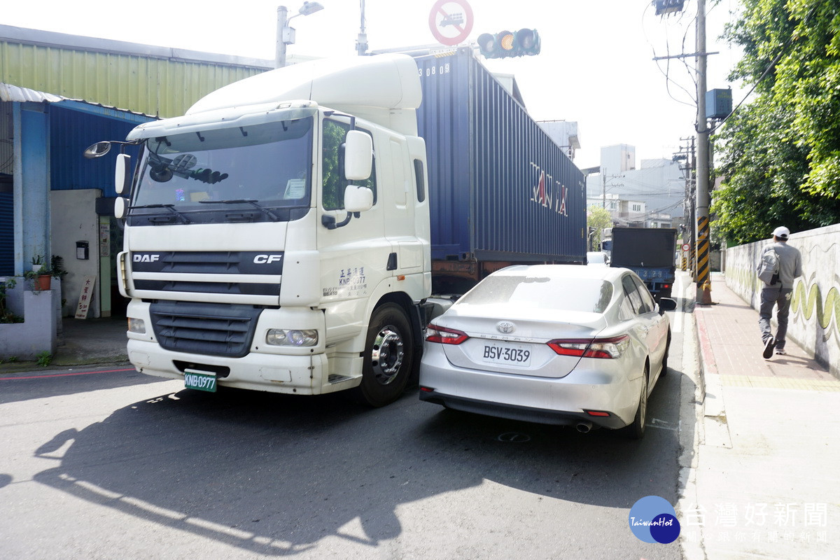 八德區大安國小旁長安路大型車輛往來頻繁，緊鄰長安路的人行道過於狹窄又形成安全隱憂。