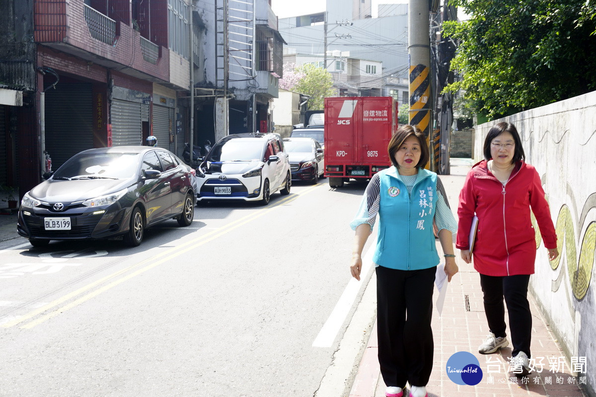 桃園市議員呂林小鳳、大安國小校長林世娟於長安路進行現場會勘。