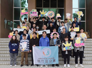 桃竹苗分署長賴家仁(二排左4)為移地集訓選手加油打氣並合影。