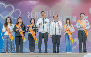 張市長與陳局長一同與績優服務獎獲獎者合影。