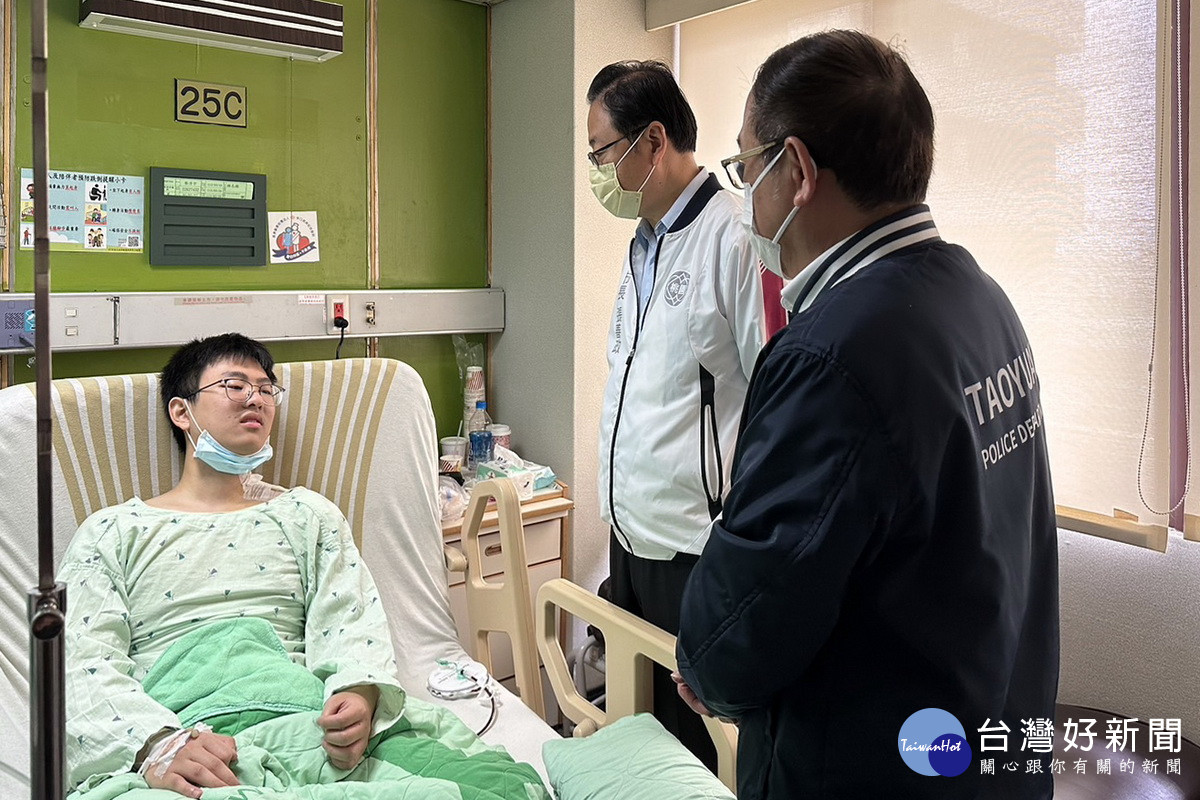 桃園市長張善政慰問槍戰中英勇負傷的員警蔡淳宇。