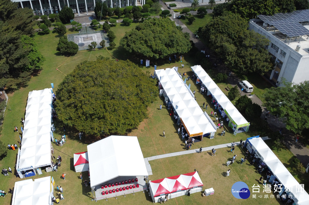 中央大學企業博覽會開幕式在國泰樹草坪舉行，參觀的展位超過200間，空拍畫面十分壯觀。