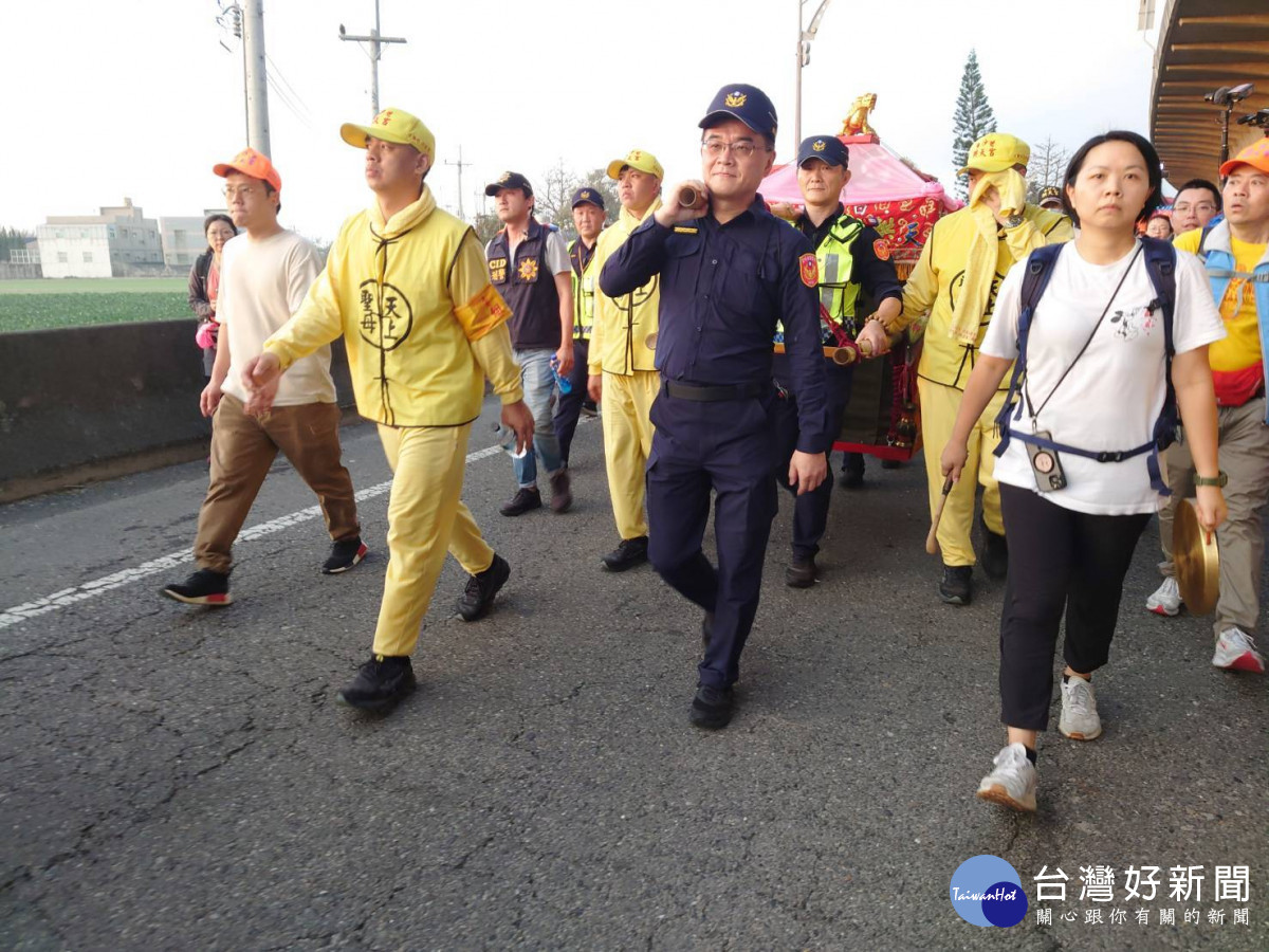 分局長李宗儒率領全體同仁恭迎白沙屯媽祖鑾轎／警方提供