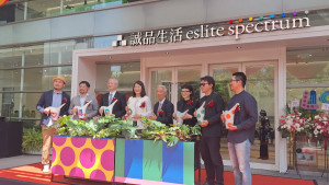 誠品董事長吳旻潔(23日)親臨現場與設計師宋契德、鄒駿昇、徐力行、吳書原等人一同歡喜迎賓。