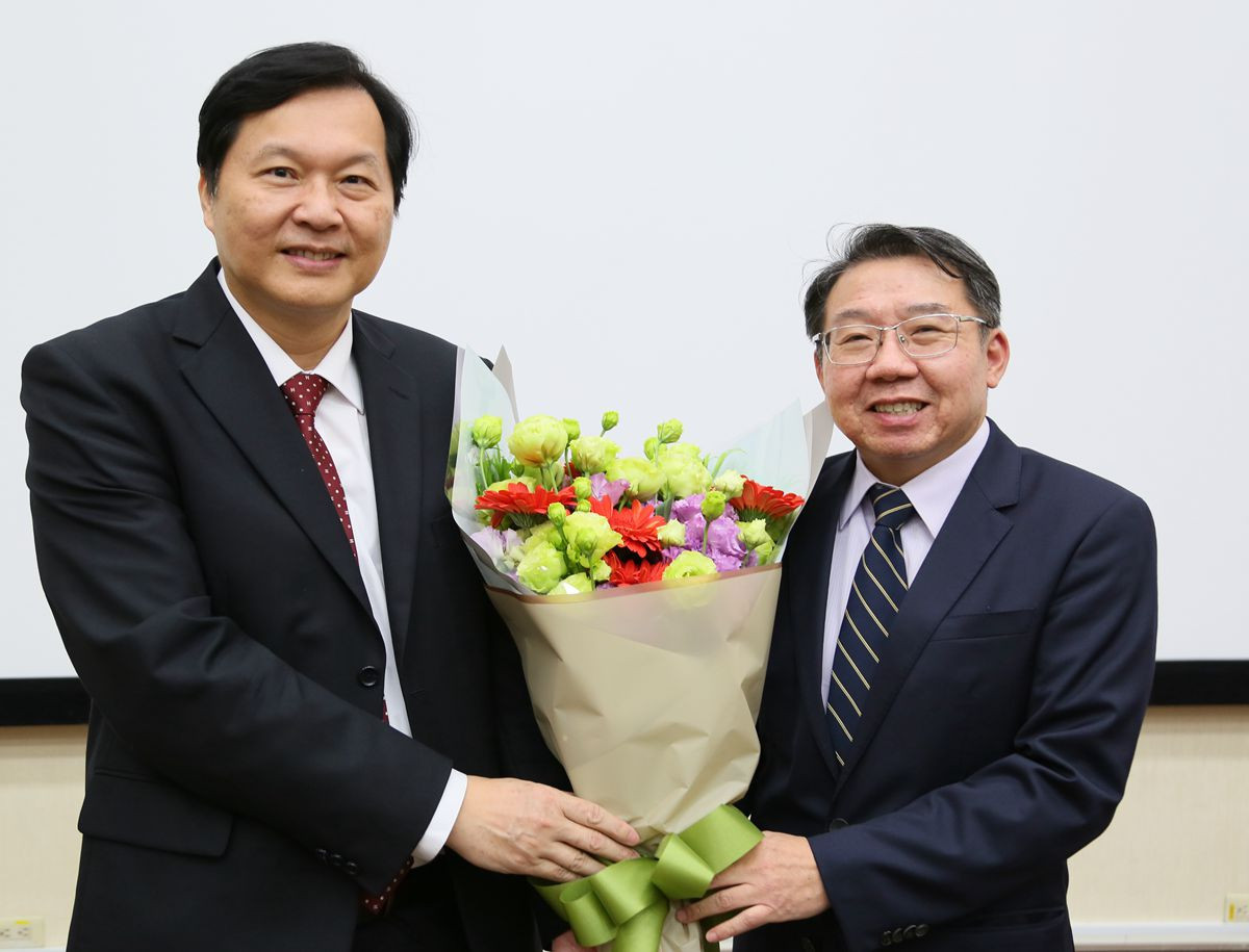 李偉強理事長與王正坤監事長(左)