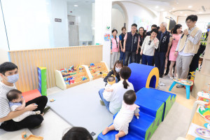 盧市長視察潭子親子館