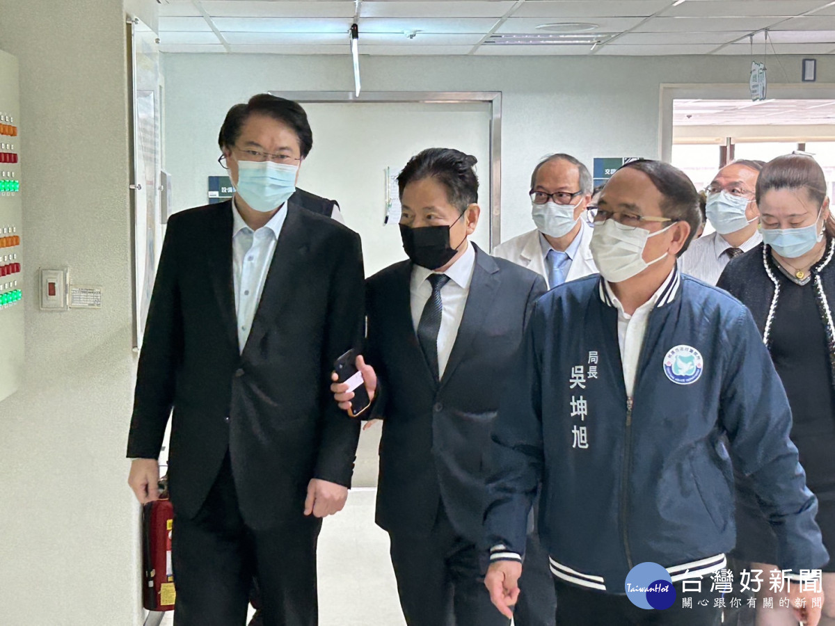 內政部長林右昌至桃園林口長庚醫院，探視遭受槍傷的桃園警察同仁蔡淳宇。