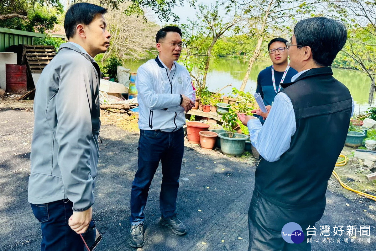 桃園市副市長蘇俊賓查看水域防護措施是否足夠。