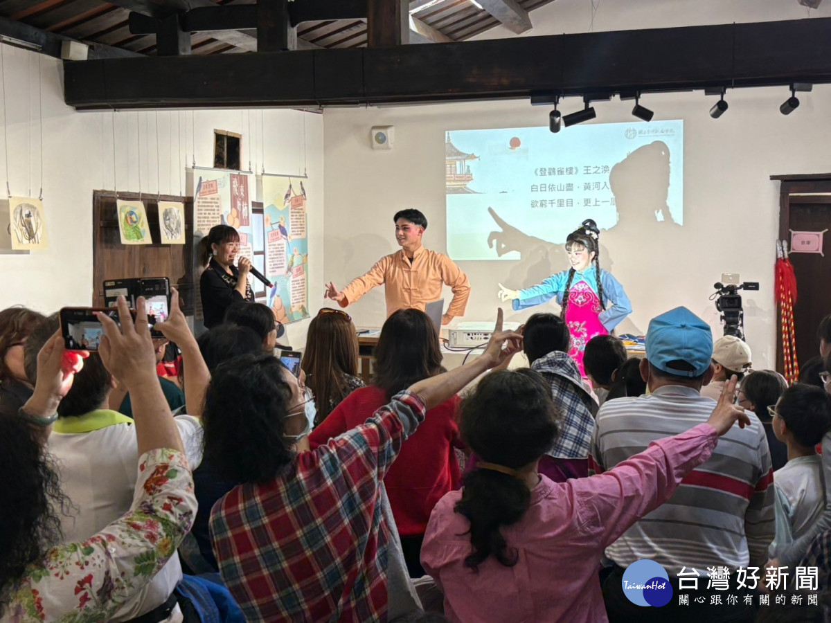 臺灣戲曲學院青年劇團與民眾進行台詞身段互動