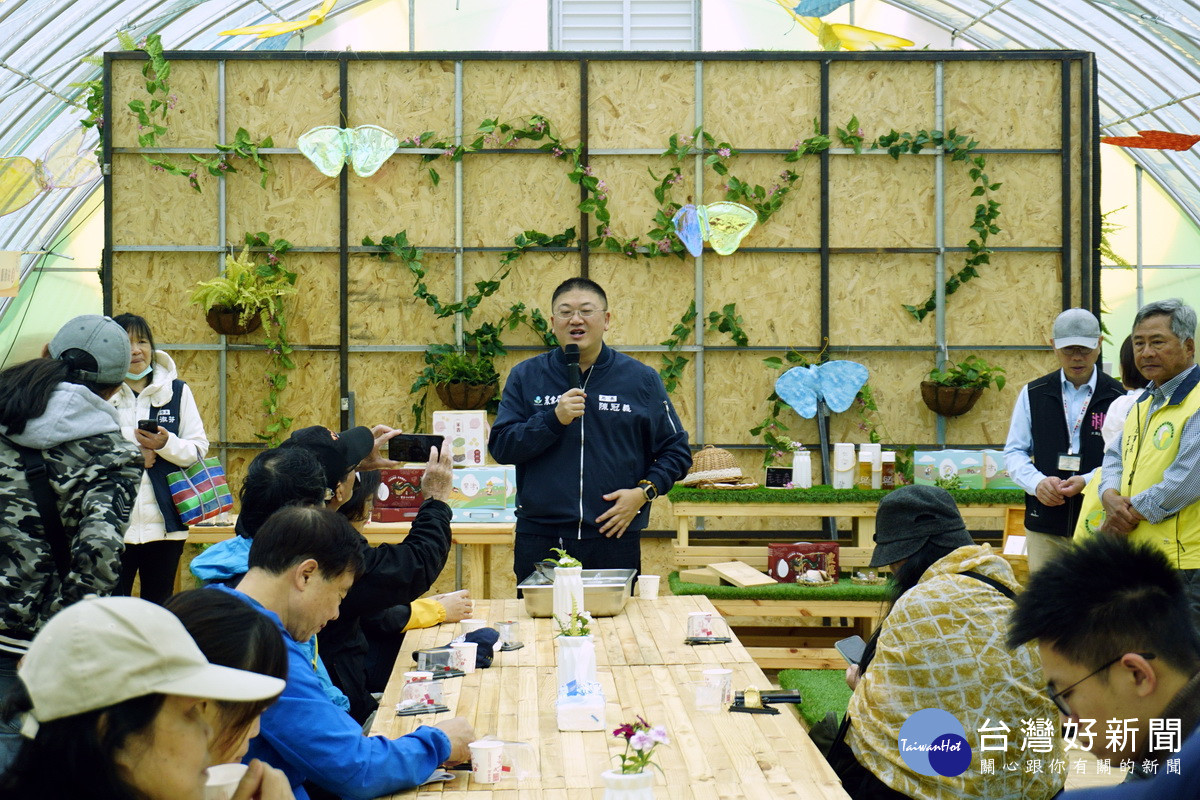 市府農業局長陳冠義邀請市民朋友全家一起遊花田，感受溪海的花卉之美。