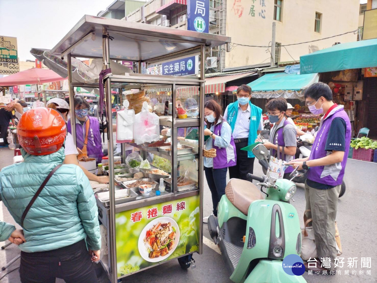 嘉義縣衛生局今（ 26）日聯合消保官及政風處組成稽查小組，在民雄市場舉辦「清明護食安 三重把關嘉安心」簡易檢查活動／嘉義縣衛生局提供