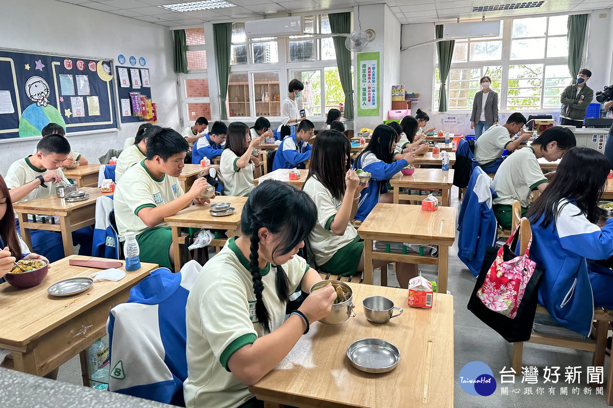 推廣食農教育，桃園市各高、國中小營養午餐吃得到黑豬肉。