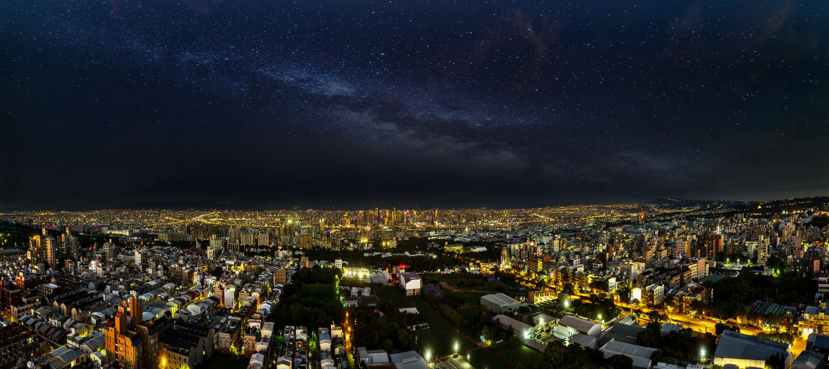 「精銳WORLD」巧佔至高視野，社區住戶在家就能欣賞全市夜景。照片提供/精銳建設。