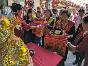 彰化南瑤宮笨港進香「換龍袍」禮，由彰化縣長王惠美、進香主委林世賢市長夫人高德耘、進香大總理白鴻森夫人邱杏、進香副大總理郭俐妏，以及白鴻森胞妹白素英等人，恭謹地為媽祖換穿上，也完成了傳衍已2百多年、具歷史與神聖溫馨的儀式。