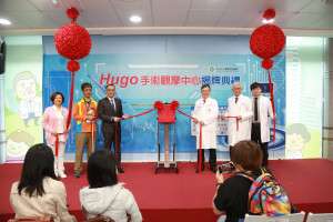 Hugo手術觀摩中心揭牌典禮(右一泌尿科莊毓峰醫師 右二歐宴泉院長 右三童敏哲總院長 左一陳慈桑副主任 左二蔡姓病患 左三美敦力醫療產品公司于克忠資深總監 )。