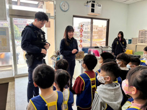 幼兒園參訪中壢大崙派出所。