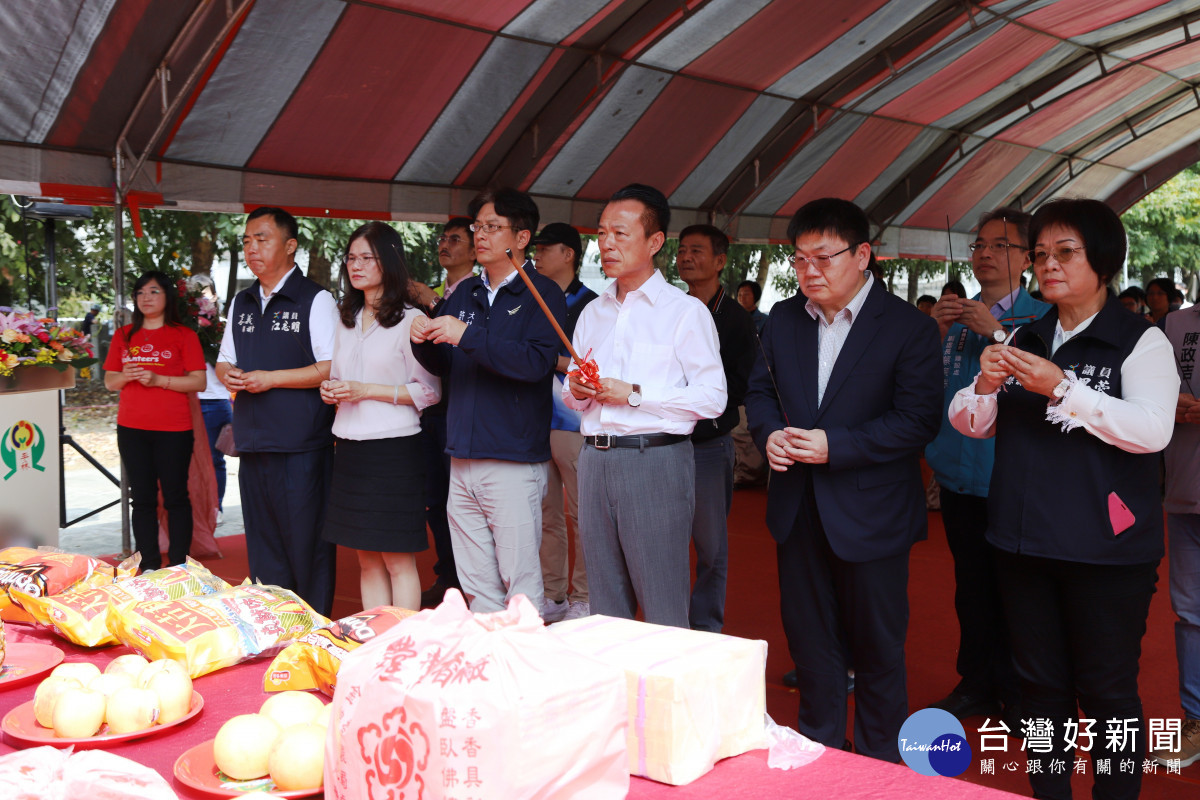 嘉義縣大林鎮平林國小新建非營利幼兒園，今（27）日由縣長翁章梁、國教署簡任視察許陣興、平林國小校長劉麗吟等人上香祈福、持金鏟動土／嘉義縣政府提供