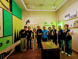 台中市副市長鄭照新、文化局局長陳佳君及多位南屯區民代到場搶先觀展、體驗