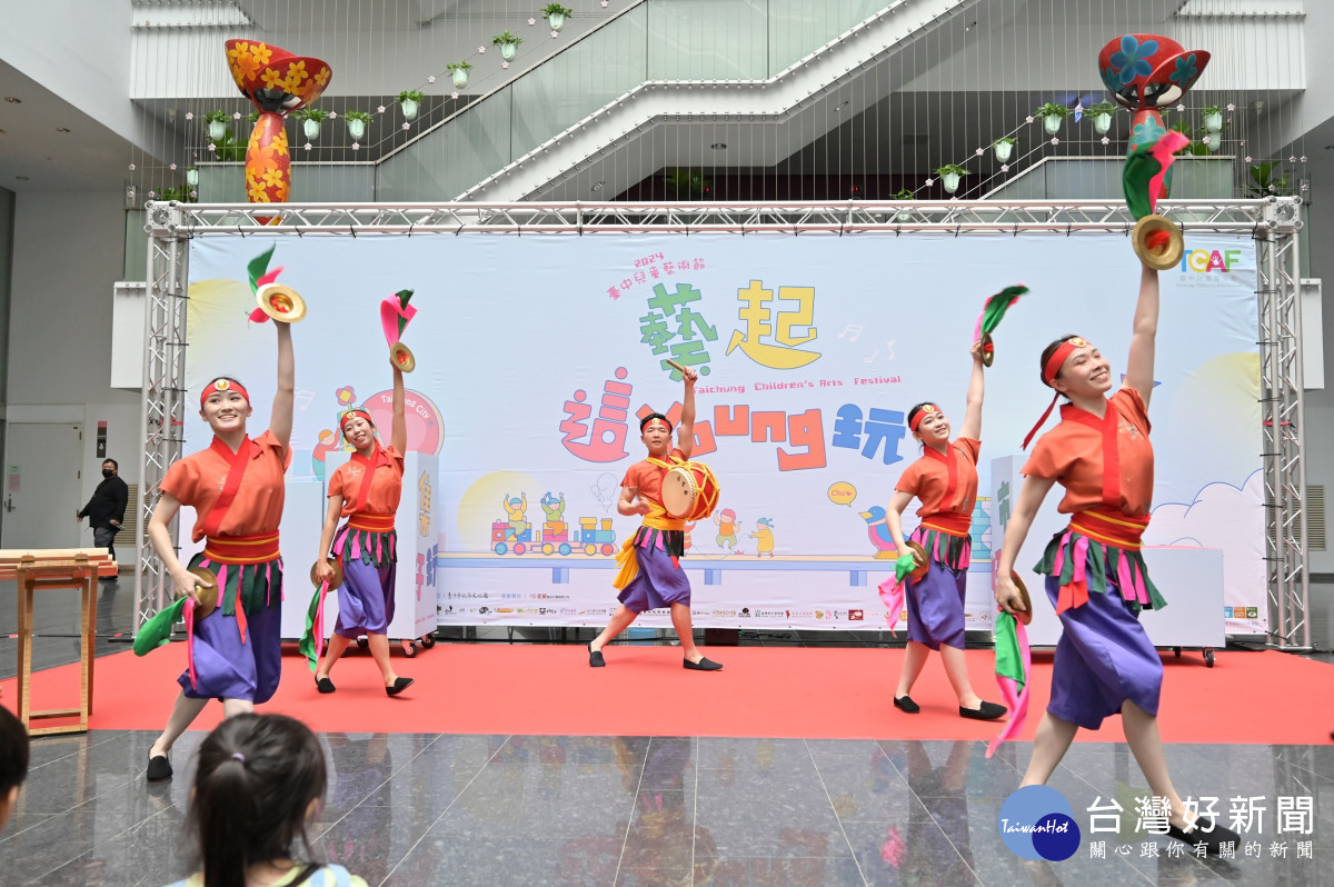 記者會邀請妙璇舞蹈團帶來精采傳統舞蹈