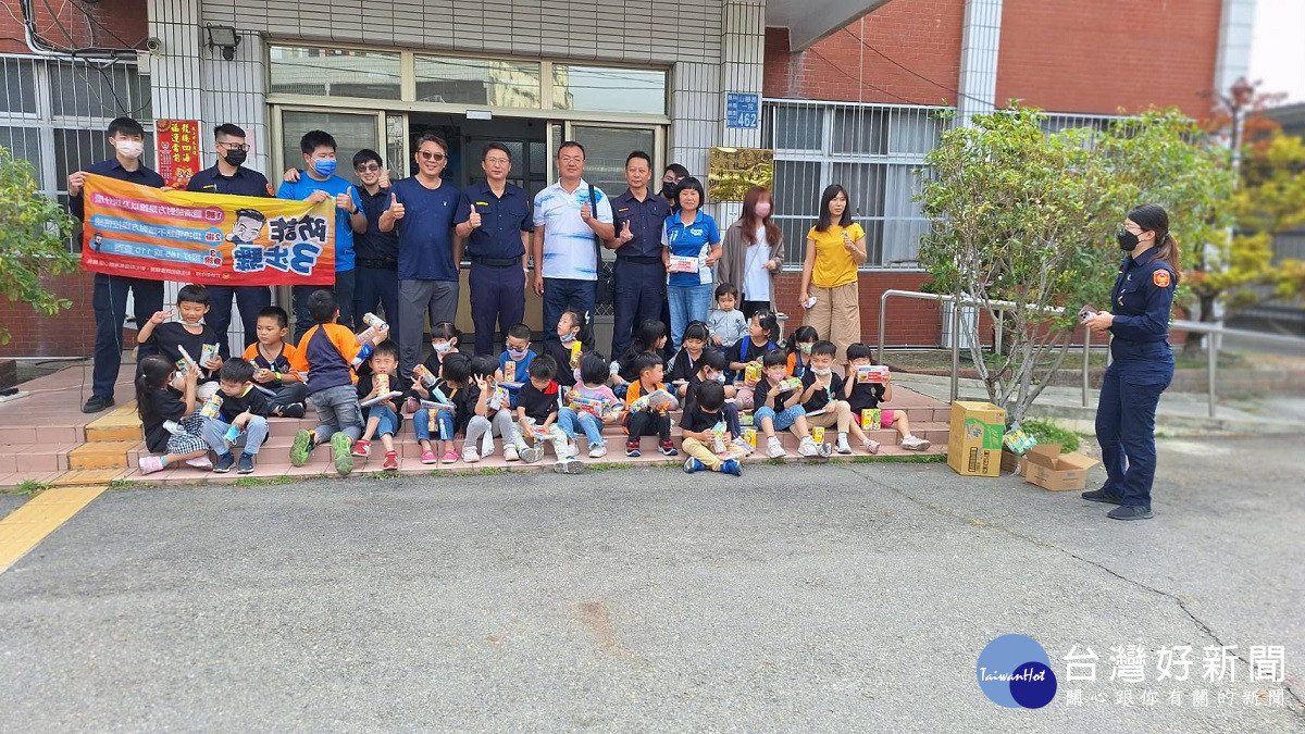 培養正確法治及防詐概念從小做起　青山附幼校外參訪體驗警察工作