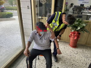 警方火速尋獲81歲失智老翁，所幸只受輕傷並無大礙／警方提供