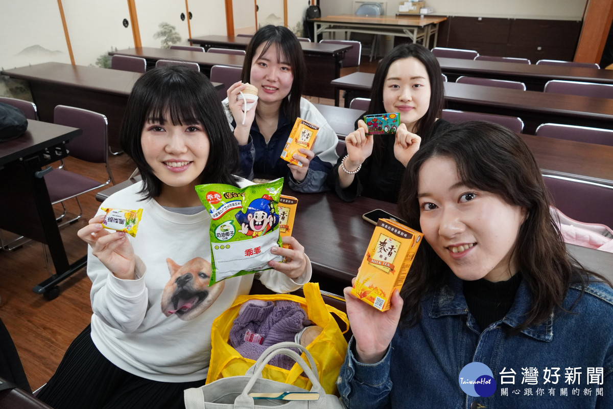 日籍生們遠赴來台，最愛的還是台灣「國民神飲」麥香奶茶及零食乖乖。