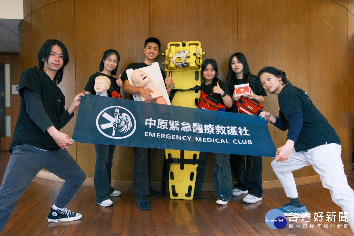 中原大學緊急醫療救護社成員賴群詠(左三)樂於助人且持續精進救護專業，是熱血有為青年。