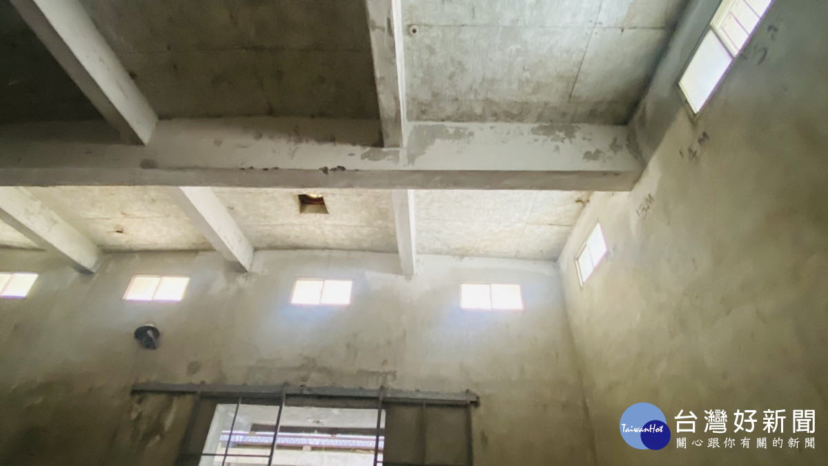 神岡區農會公糧倉庫天花板為甘蔗板材質，多處明顯崩解。