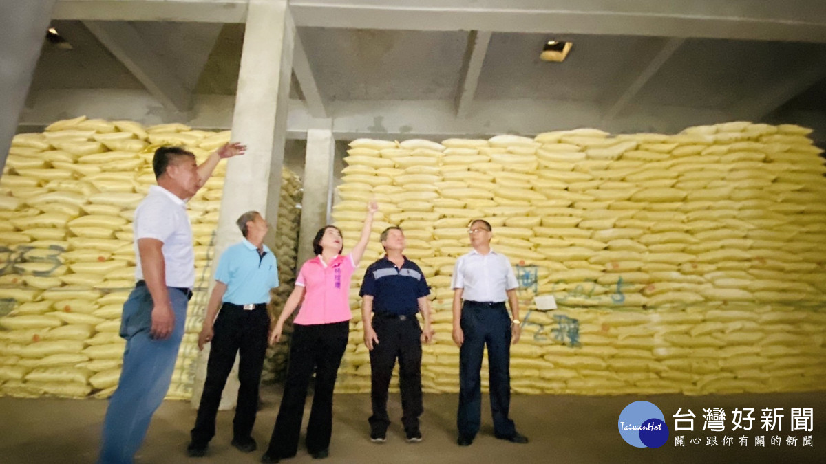 神岡區農會公糧倉庫每逢下雨壁面就會滲水，天花板為甘蔗板材質，多處明顯崩解。