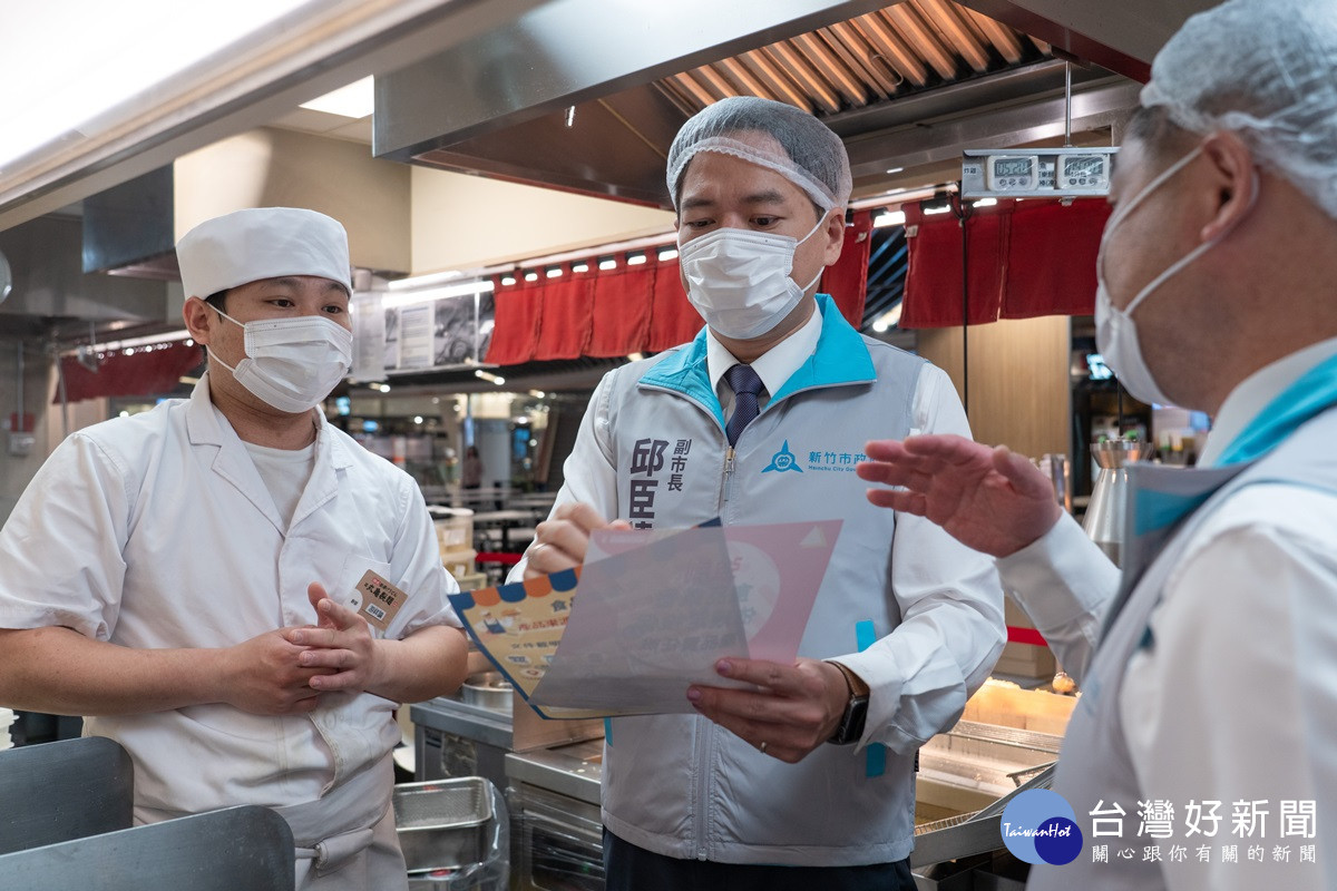 啟動專案加強查核餐飲業衛生　邱臣遠帶隊視察百貨美食街