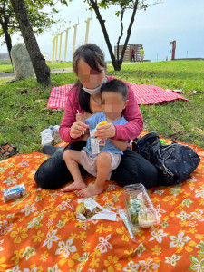 ▲高市旗津社福中心遊戲日，親子一起野餐。