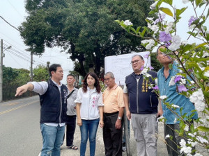 黃議員和江里長會勘設號誌點。林重鎣