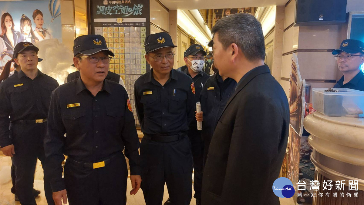 吳坤旭局長親自率隊警方執行臨檢勤務。
